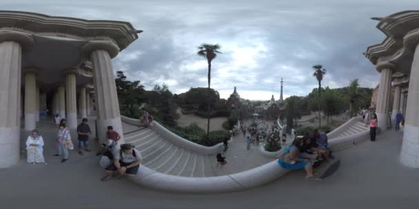 360 VR Turistas visitan el Parque Güell en Barcelona, España — Vídeo de stock