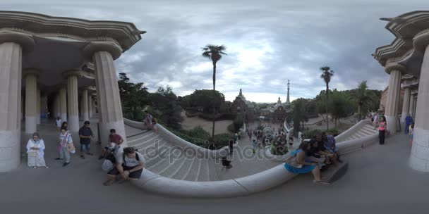 360 VR นักท่องเที่ยวเยี่ยมชม Park Guell ในบาร์เซโลนา, สเปน — วีดีโอสต็อก