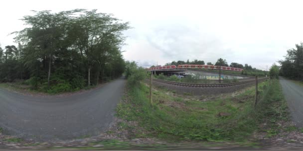 360 VR Tren fuera de la ciudad y triciclo retro en la carretera. Frankfurt, Alemania — Vídeo de stock