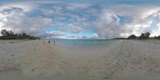 360 VR Родители и ребенок бегают вдоль побережья на курорте Маврикий — стоковое видео