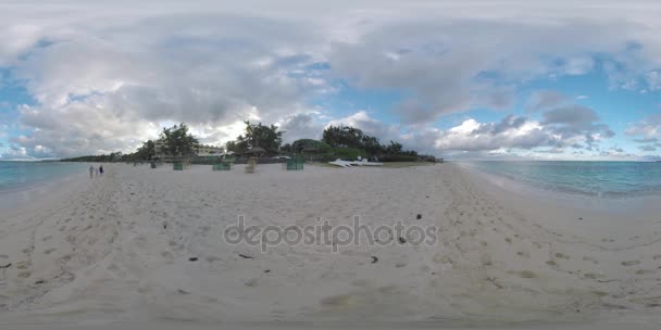 360 Vr Resort vid kusten och familj går längs stranden, Mauritius — Stockvideo