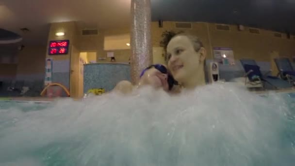 Barn badar med mamma och få vattenmassage — Stockvideo