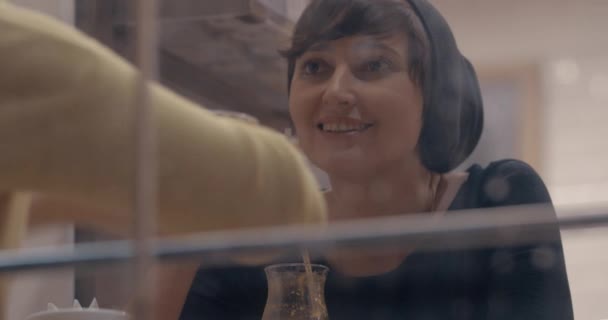 Női barátok Kávéházban nyugodt beszélgetést — Stock videók