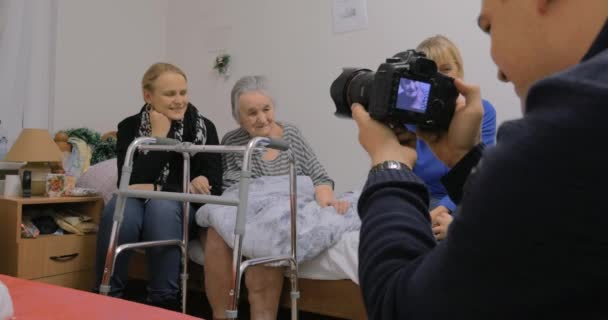 Familjen besöker äldre mormor och ta foto med henne — Stockvideo