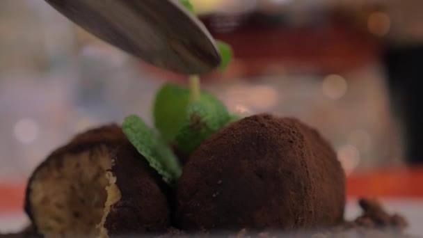 Mangiare un dessert da ristorante — Video Stock