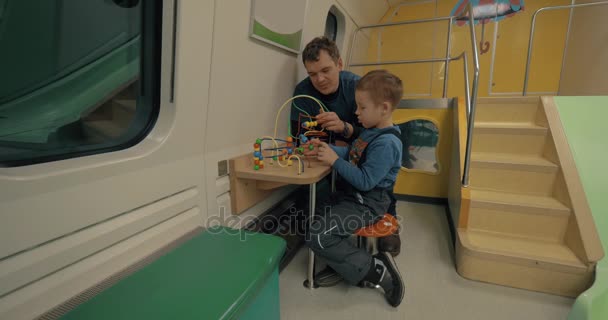 Padre e hijo en el espacio de juego del tren — Vídeo de stock