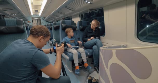 Stocker κάνοντας στιγμιότυπα της οικογένειας με το τρένο — Αρχείο Βίντεο
