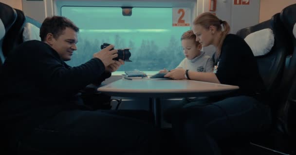 Съемка видео с мамой и ребенком на платформе во время поездки на поезде — стоковое видео