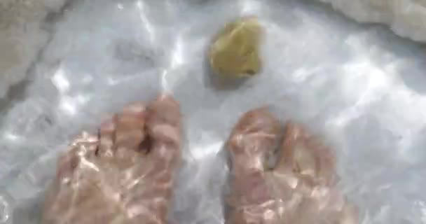 Homme pieds dans l'eau salée pure de la mer Morte, Israël — Video