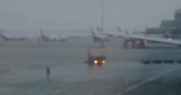 Flyparkering på lufthavnen, dårlig sikt – stockvideo