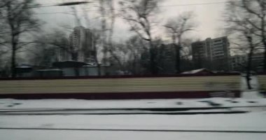 Kış city bölgesindeki geçen, tren hareket etmesini görüntülemek