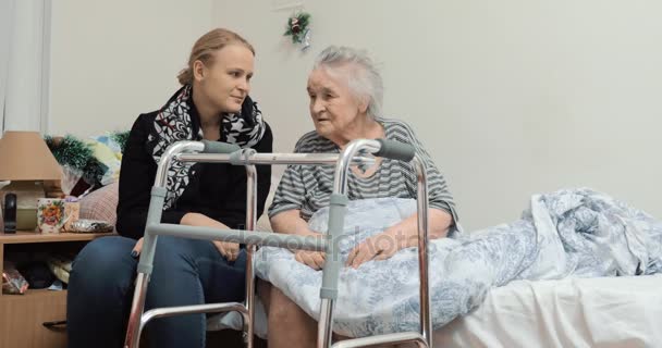 Volwassen kleindochter bezoekende bejaarde oma in het ziekenhuis — Stockvideo