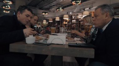 Yemekler ve içecekler Restoran olan aile üyeleri