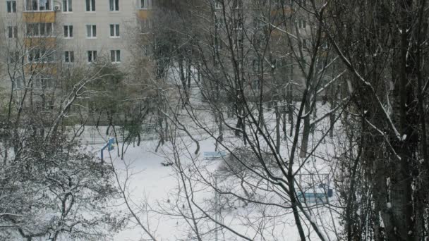 Escena de invierno de zona residencial y mujer caminando con cochecito de bebé, Rusia — Vídeo de stock