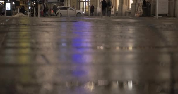 Noche calle de la ciudad y alambre de metal roto — Vídeo de stock