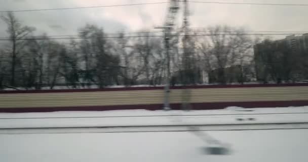 Saliendo de la ciudad en tren, vista desde la ventana — Vídeos de Stock