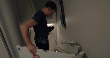 Adam tren penceresinden kamera çekimi Klipsli