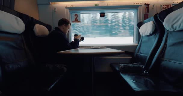 Muž stocker fotografování krajiny od pohybu vlaku — Stock video