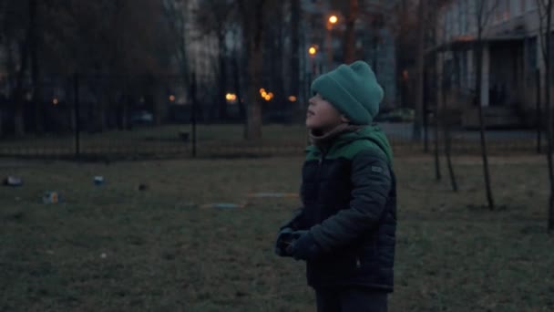 Enfant avec télécommande de jouet RC extérieur — Video