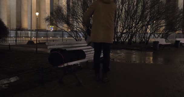 Viajero con mochilas sentado en el banco y usando tableta PC — Vídeos de Stock