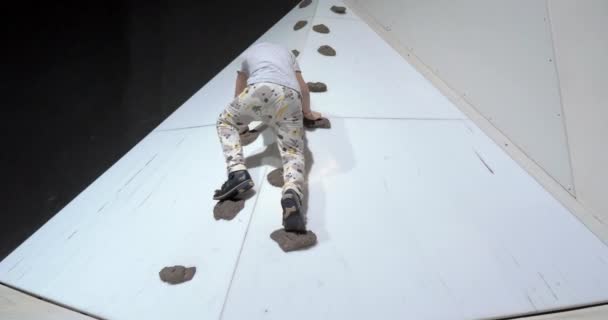 Niño en pared de escalada — Vídeo de stock