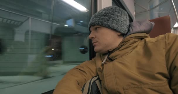 Commuter homem viajando de trem na noite de inverno — Vídeo de Stock