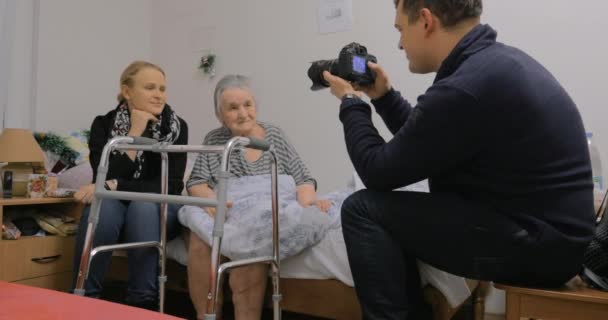 Visitar a avó idosa e fazer fotos com ela — Vídeo de Stock