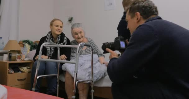 Familjen besöker mormor på sjukhuset — Stockvideo
