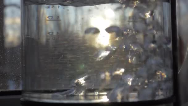 Eau bouillante dans une bouilloire en verre — Video