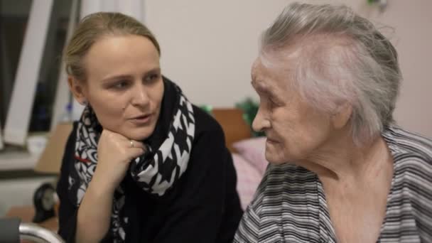 Пожилая женщина и ее взрослая внучка — стоковое видео