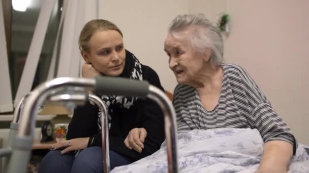 Бабуся приходить до старшої бабусі в лікарні — стокове відео