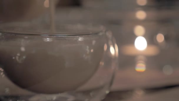 Налить чай из масалы в чашку чая из стекла — стоковое видео
