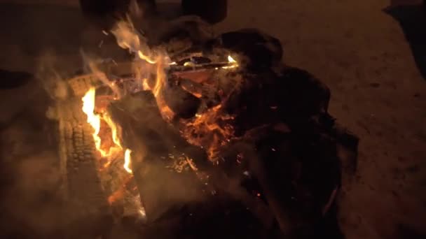 Žena zašívání oheň venku v zimě večer — Stock video