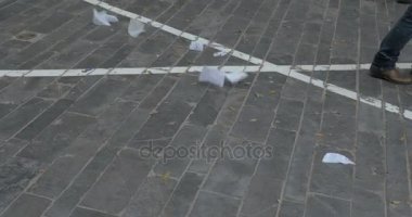 Kağıt çöp ile sokakta yürürken insanlar ayak