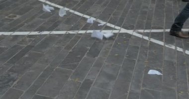 Kağıt çöp ile sokakta yürürken insanlar ayak