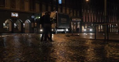 Yayalar yolun zebra üzerinde geçiş. Gece Helsinki, Finlandiya, sokak