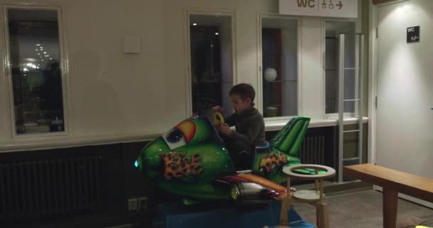 Kid med en åktur i planet attraktion — Stockvideo