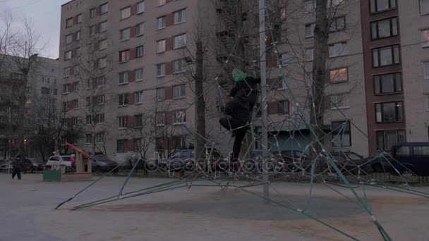 Bambini che si divertono con l'arrampicatore di corda nel parco giochi — Video Stock