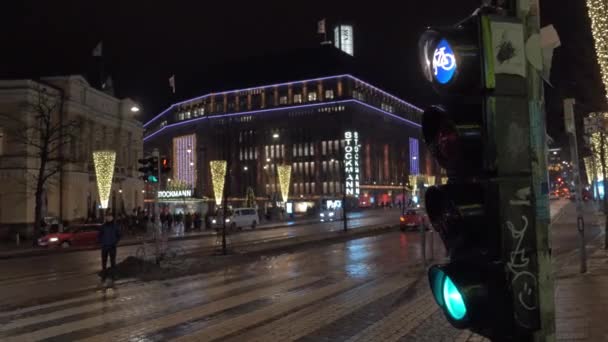 Helsinki nacht straat met zicht op Stockmann shopping mall — Stockvideo