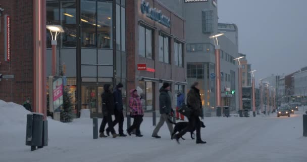 Calle de la ciudad en invierno Rovaniemi, Finlandia — Vídeo de stock