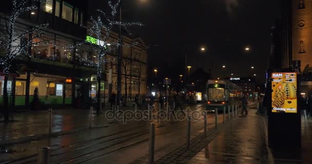 Tramvaje a chodící lidé ve veãerních Helsinky, Finsko — Stock video