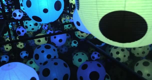 Criança na Sala do Espelho Infinito com bolas pontilhadas iluminadas por Yayoi Kusama — Vídeo de Stock