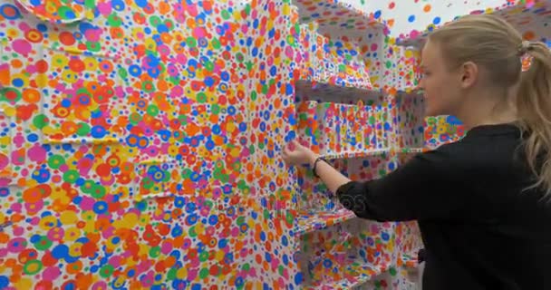 Yayoi Kusama látogató megsemmisüléshez szoba — Stock videók