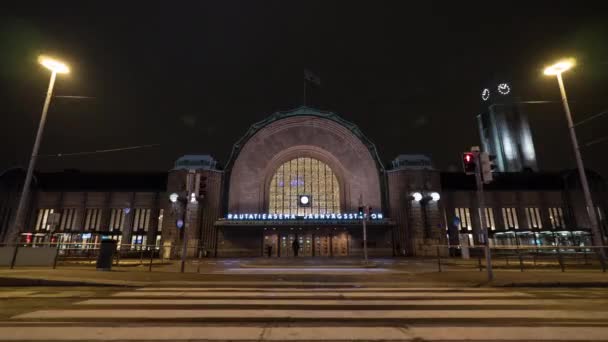 Calendário do tráfego perto da estação ferroviária central à noite Helsínquia — Vídeo de Stock