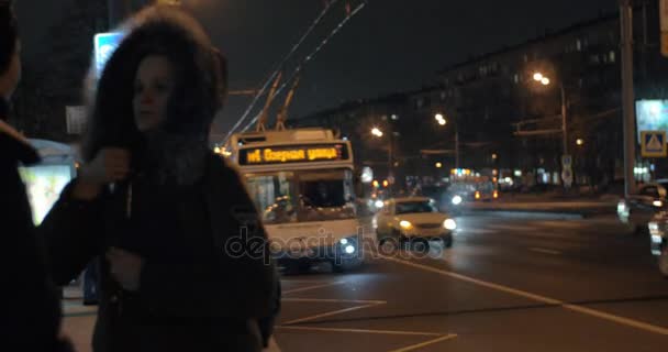 Mulheres viajando de ônibus de carrinho na cidade da noite. Moscou, Rússia — Vídeo de Stock