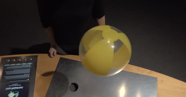Ball schwebt im Luftstrom. Experiment im Wissenschaftszentrum — Stockvideo