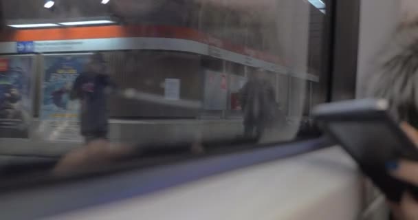 女性通勤地下鉄に乗る時に携帯電話を使用して — ストック動画