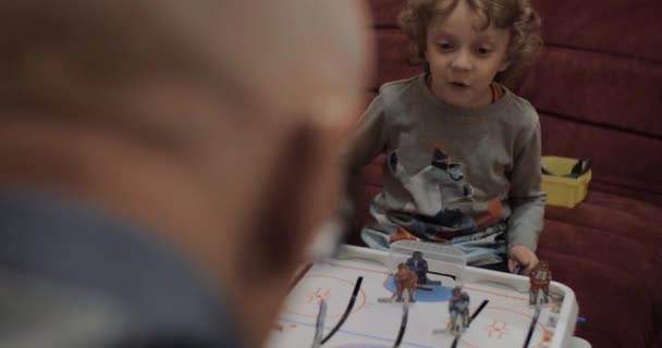 Niño jugando hockey de mesa con el abuelo — Vídeos de Stock