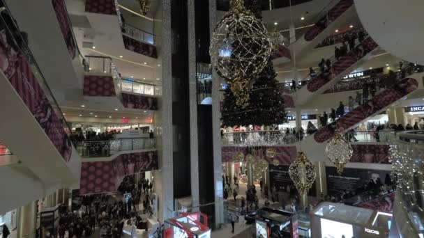 Gente en el centro comercial haciendo compras navideñas — Vídeo de stock
