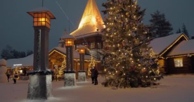 Santa Claus köyü Noel aydınlatma akşam ile. Rovaniemi, Finlandiya